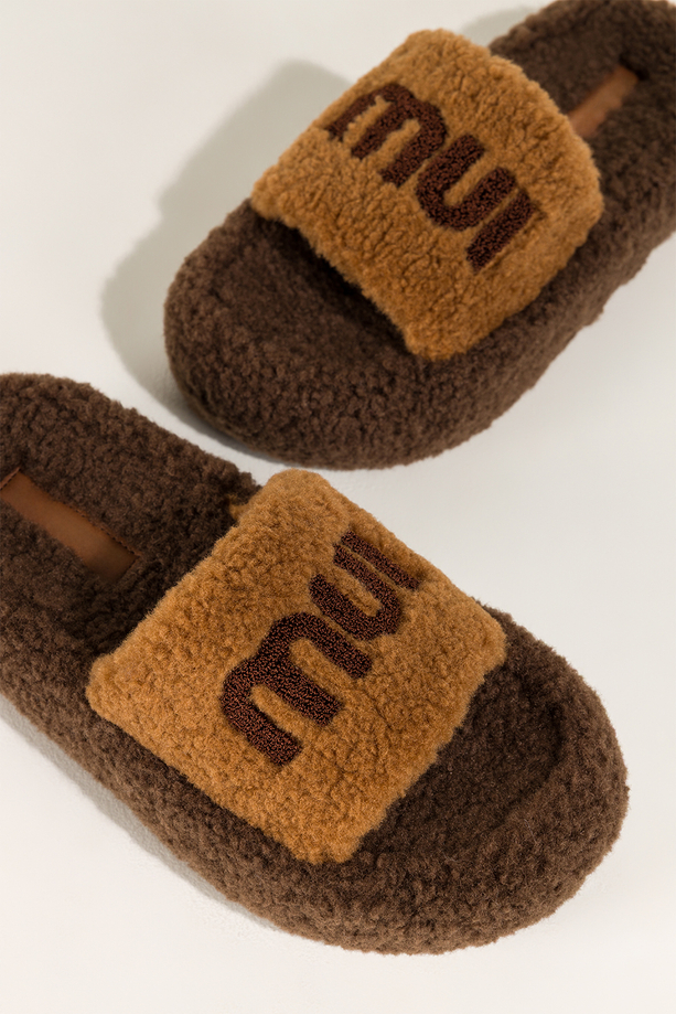 Camelowe kapcie damskie obuwie domowe z materiału typu baranek na brązowej platformie Carla UO967