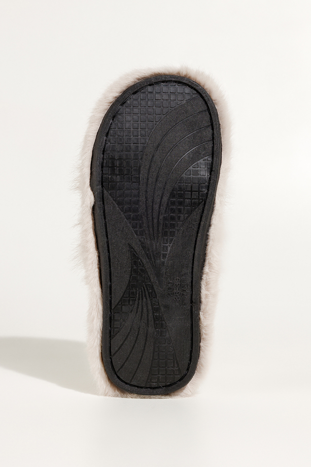 Jasnobeżowe kapcie damskie obuwie domowe futrzane szeroki pasek ze złotą ozdobą Casu UO961