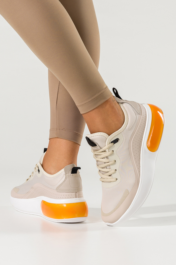 Beżowe sneakersy damskie buty sportowe na trening na białej platformie z pomarańczową wstawką sznurowane Casu D9000