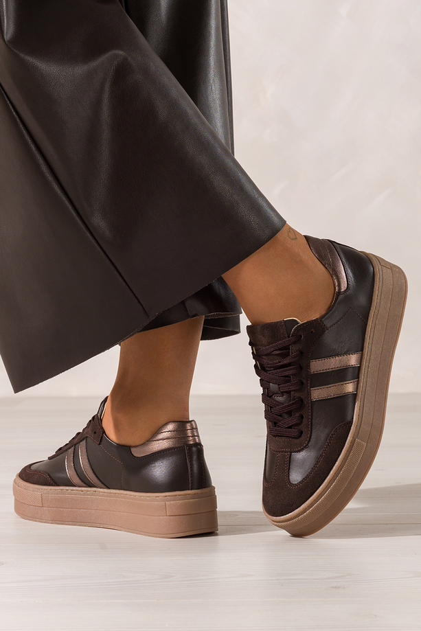 Czekoladowe sneakersy skórzane damskie buty sportowe na platformie z miedzianymi wstawkami sznurowane PRODUKT POLSKI Casu N1068S2