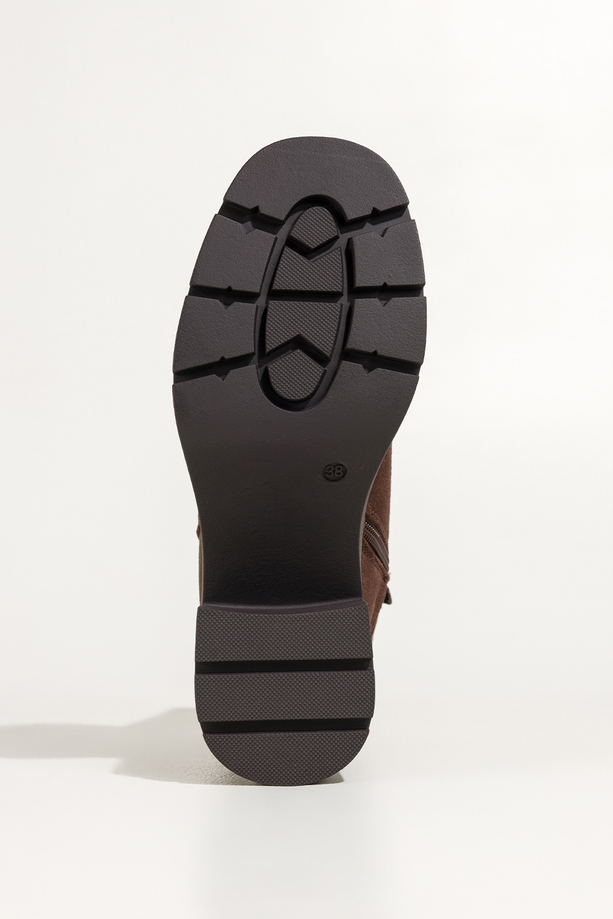 Czekoladowe botki damskie bieżnikowany szeroki obcas guma w cholewce pasek ze złotą klamrą Casu YN819