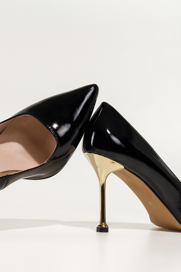 Czarne szpilki skórzane damskie lakierowane złoty obcas kieliszek PRODUKT POLSKI Casu 6934-399