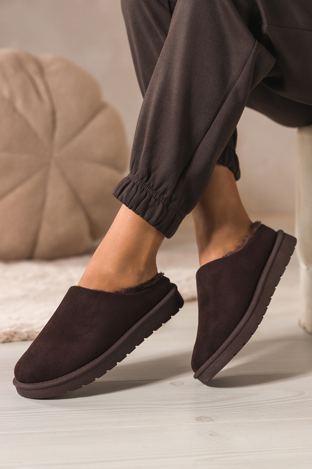 Czekoladowe kapcie damskie z futerkiem na obionej platformie Casu Y-116