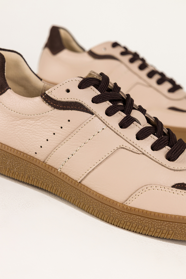 Beżowe sneakersy skórzane damskie buty sportowe na elastycznej podeszwie czekoladowe wstawki sznurowane PRODUKT POLSKI Casu M8714