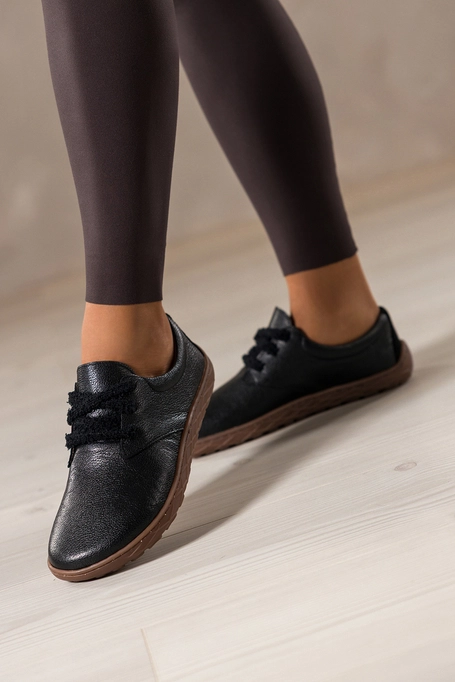 Czarne buty barefoot skórzane damskie szerokie na elastycznej płaskiej podeszwie puszyste sznurówki PRODUKT POLSKI Casu 89811