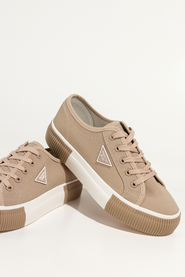 Beżowe trampki damskie sneakersy na platformie z ozdobą sznurowane Carla QY835-8