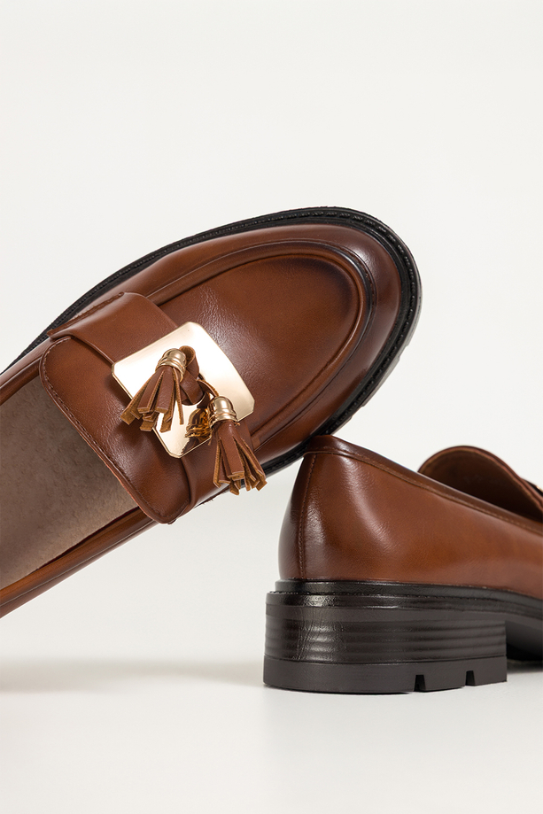 Brązowe mokasyny damskie półbuty z chwostami i złotą ozdobą na bieżnikowanej podeszwie skórzana wkładka Carla K-6-B892