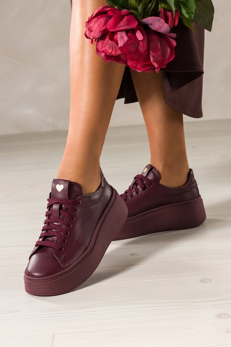 Bordowe sneakersy skórzane damskie buty sportowe na platformie złote serce na języku sznurowane PRODUKT POLSKI Casu 8201