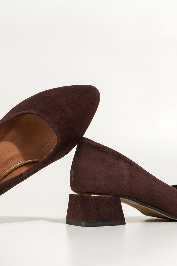 Czekoladowe czółenka skórzane damskie na klocu ze złotym akcentem PRODUKT POLSKI Casu 6881