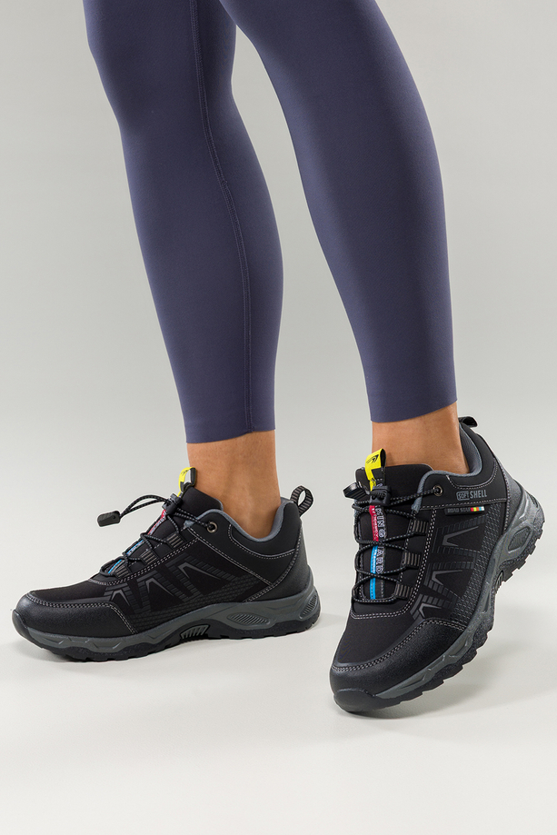 Czarne buty trekkingowe damskie buty sportowe na bieżnikowanej podeszwie z regulowaną elastyczną sznurówką szare wstawki softshell Casu 2213-1W