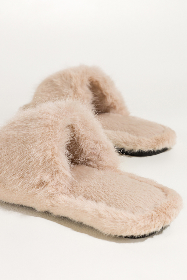 Jasnobeżowe kapcie damskie obuwie domowe futrzane szeroki pasek z futerkiem Casu UO960