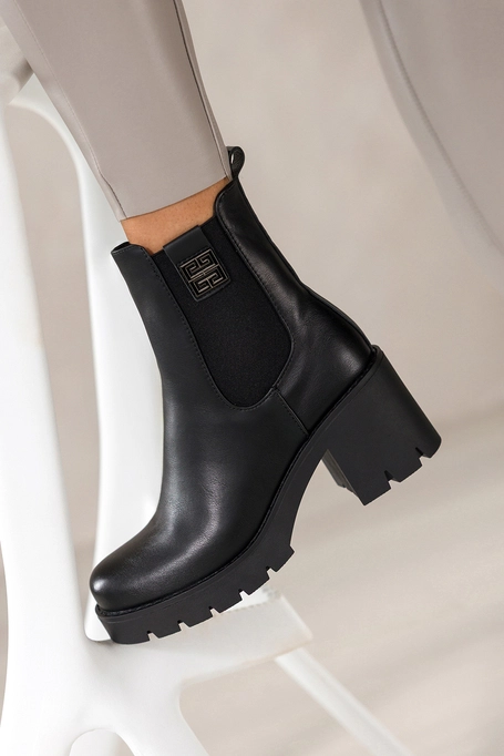 Czarne botki damskie na szerokim obcasie bieżnikowana platforma guma w cholewce stalowa ozdoba Casu 3831-8