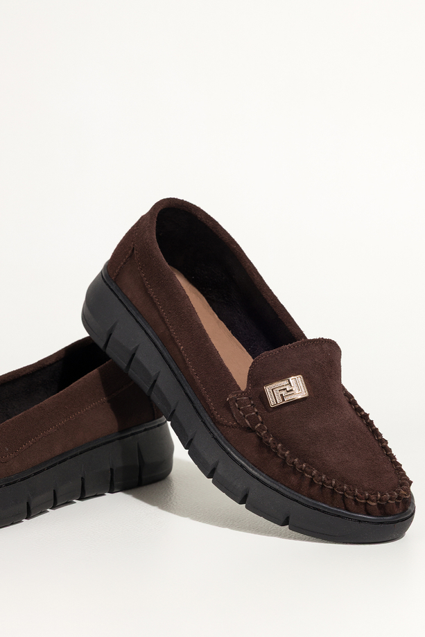 Czekoladowe mokasyny skórzane zamszowe damskie na elastycznej platformie ze złotą ozdobą PRODUKT POLSKI Casu 89832