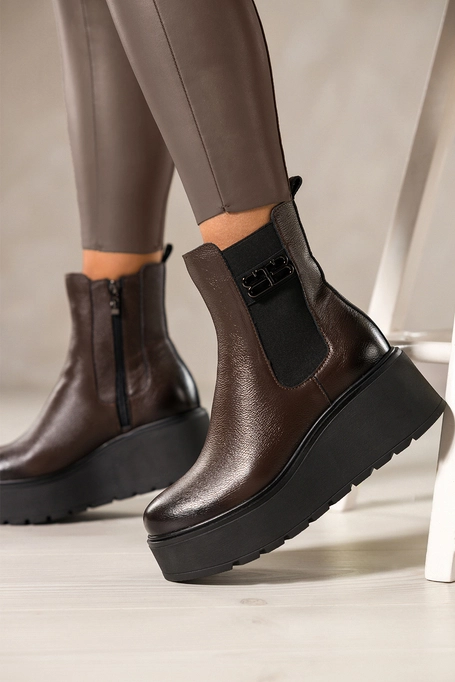 Czekoladowe botki skórzane damskie na bieżnikowanej platformie guma w cholewce stalowa ozdoba PRODUKT POLSKI Casu 39501