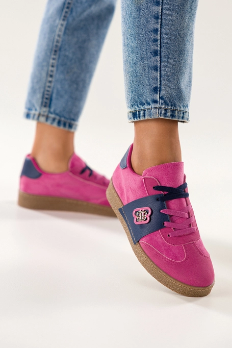 Fuksjowe sneakersy damskie buty sportowe na beżowej platformie podwójne sznurówki granatowe wstawki złota ozdoba Casu 0983