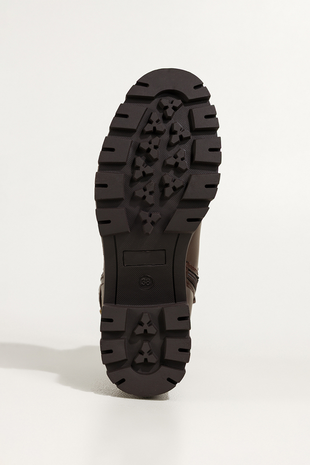 Czekoladowe botki damskie na bieżnikowanej platformie guma w cholewce pasek ze złotą klamrą Casu D725-7