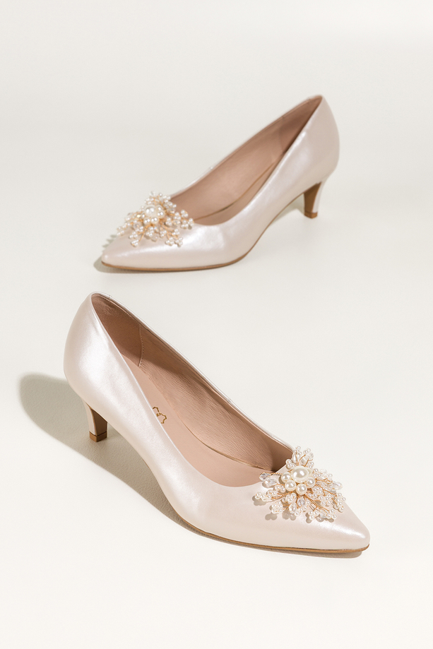 Beżowe czółenka skórzane damskie z perłową powłoką ozdoba z perełek i kryształków PRODUKT POLSKI Casu 6923-853