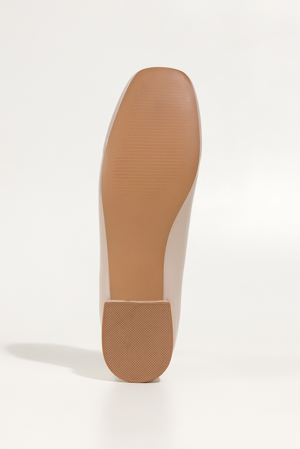 Jasnobeżowe baleriny damskie lakierowane Mary Jane z paskami niski obcas klocek Carla ZR84K