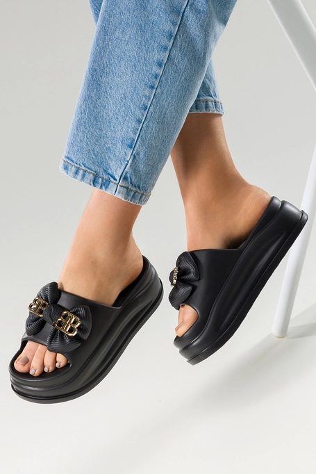 Czarne klapki damskie na piankowej platformie z kokardą i złotymi ozdobami Casu 2445-1