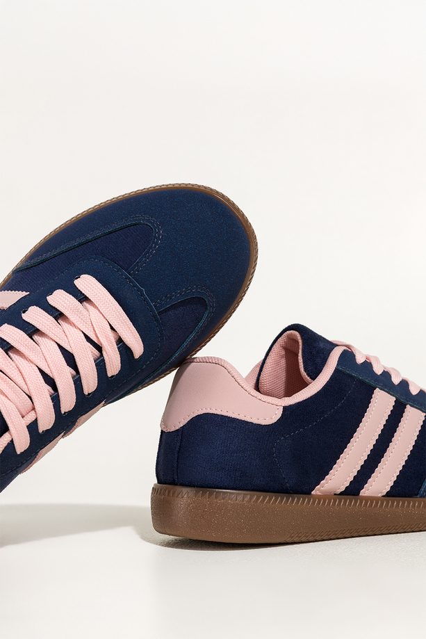 Granatowe sneakersy damskie buty sportowe na elastycznej podeszwie różowe wstawki sznurowane Casu 22336-85