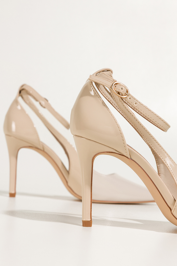 Jasnobeżowe czółenka damskie lakierowane szpilki wycięcia na cholewce pasek wokół kostki Carla 641-8