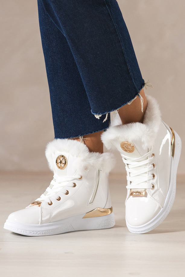 Białe botki damskie lakierowane platforma ze złotym akcentem złota ozdoba na języku sznurowane Casu 6992-86