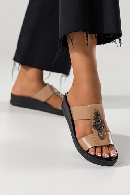 Beżowe klapki skórzane damskie na koturnie z ozdobnym wężem w cyrkonie PRODUKT POLSKI Casu 2272-205