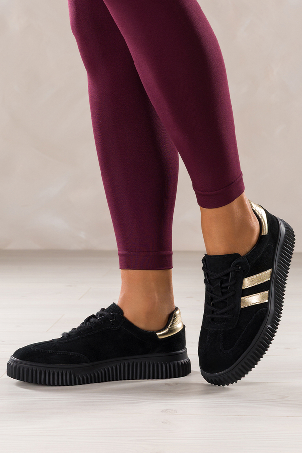 Czarne sneakersy skórzane damskie buty sportowe na czarnej platformie złote wstawki sznurowane Carla TW-CU-800