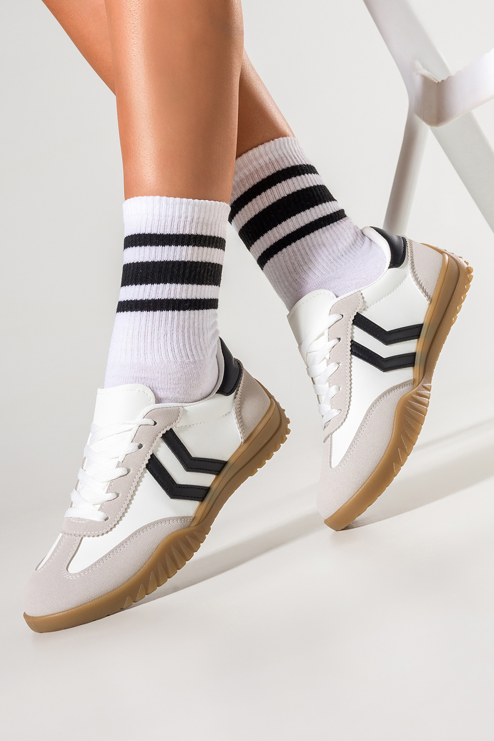 Biae sneakersy damskie buty sportowe na elastycznej paskiej podeszwie ze obieniami sznurowane C