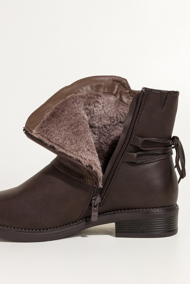 Czekoladowe botki damskie niski szeroki obcas marszczona cholewka z ozdobnym wiązaniem Casu 72414-7