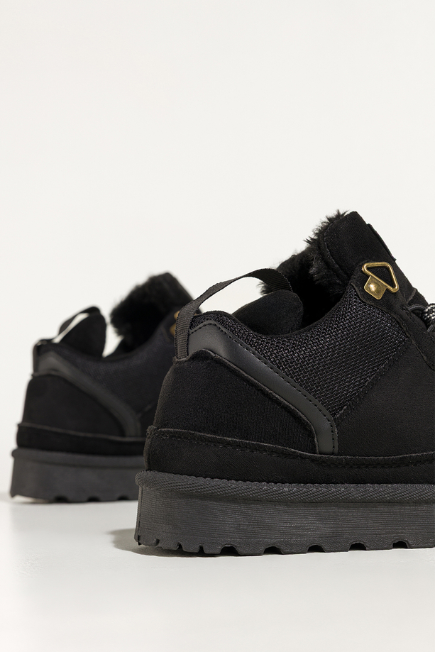 Czarne sneakersy damskie z futerkiem na bieżnikowanej platformie ozdobne sznurówki z wzorem Casu 22337-8