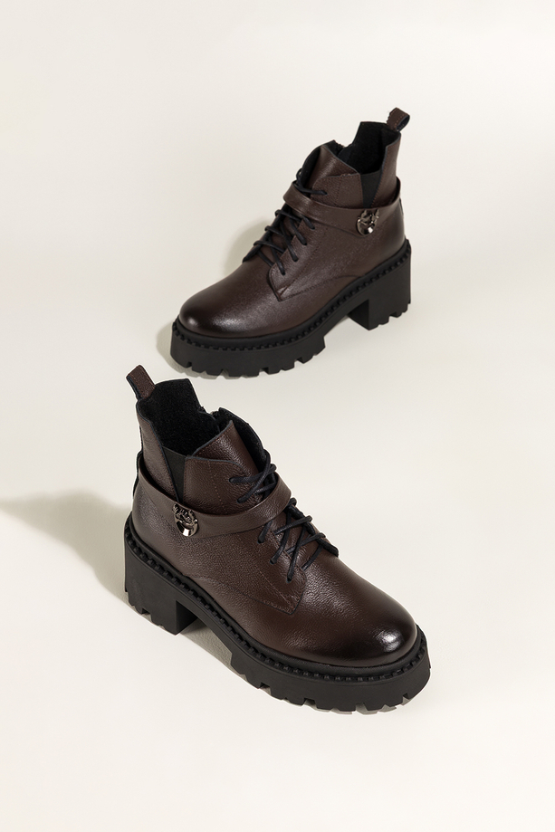 Czekoladowe botki skórzane damskie workery na bieżnikowanej platformie w cholewce guma pasek ze stalową ozdobą sznurowane PRODUKT POLSKI Casu 39442