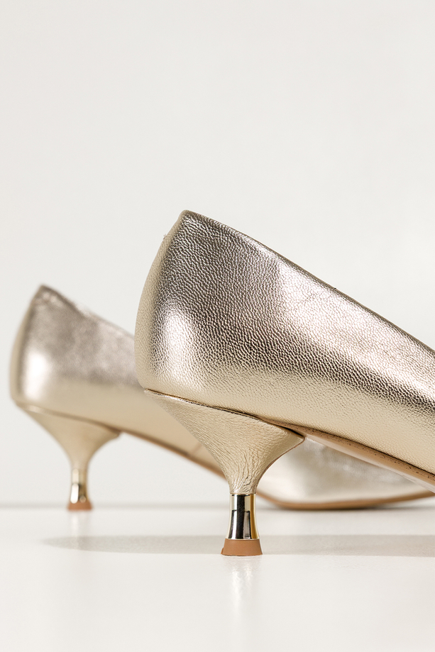 Złote czółenka skórzane damskie z satynową beżową kokardą niski obcas kieliszek  PRODUKT POLSKI Casu 6989-296