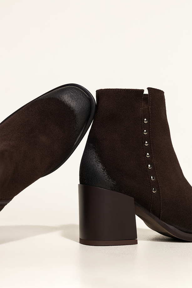 Czekoladowe botki skórzane damskie na szerokim słupku nity na cholewce PRODUKT POLSKI Casu 8863