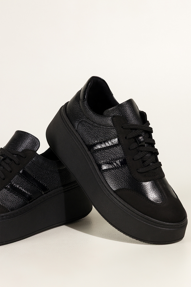 Czarne sneakersy skórzane damskie buty sportowe na platformie lakierowane wstawki sznurowane PRODUKT POLSKI Casu 5967