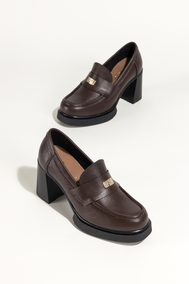 Czekoladowe mokasyny skórzane damskie na szerokim klocku złota ozdoba PRODUKT POLSKI Casu 79830