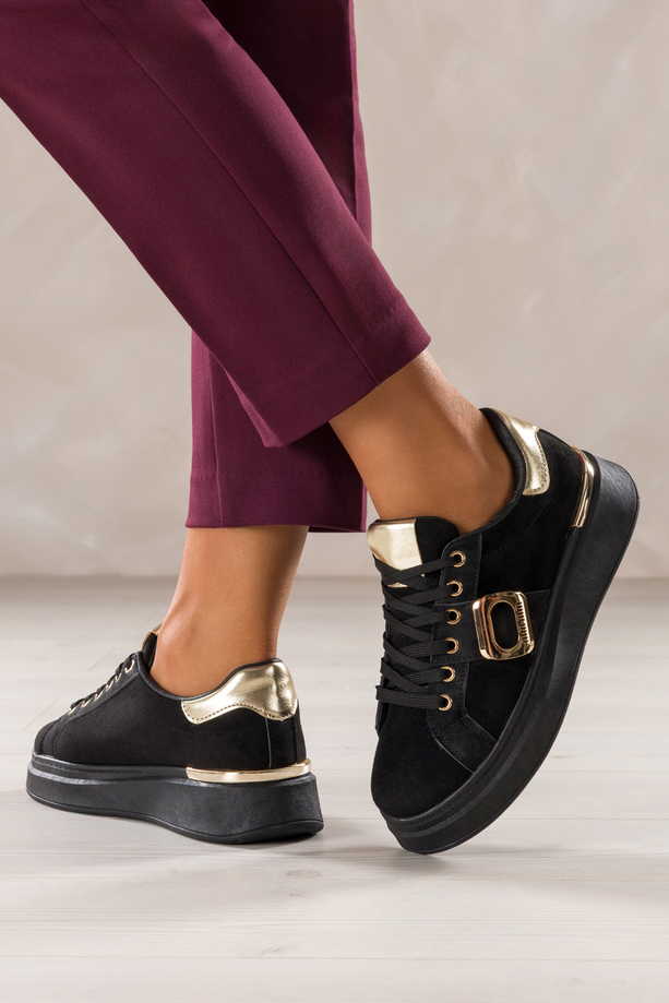 Czarne sneakersy damskie buty sportowe na platformie ze złotą ozdobą sznurowane Carla TY983