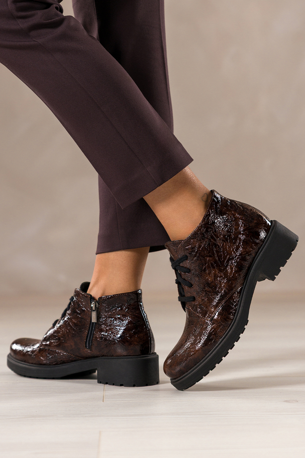 Brązowe botki skórzane damskie lakierowane z wzorem sznurowane PRODUKT POLSKI Casu 444