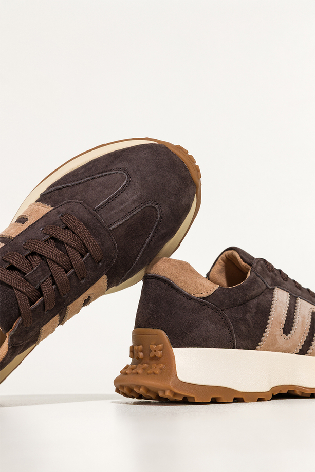 Czekoladowe sneakersy skórzane damskie buty sportowe na bieżnikowanej kremowej platformie beżowe wstawki sznurowane Carla TW-OC8921