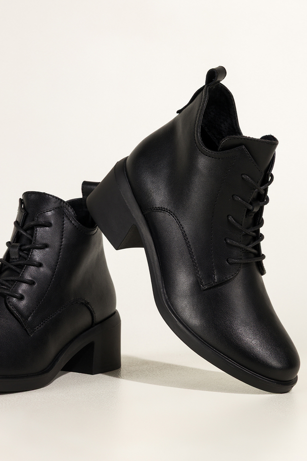 Czarne botki skórzane damskie Sergio Leone na szerokim klocku wycięta cholewka sznurowane YG74560-H