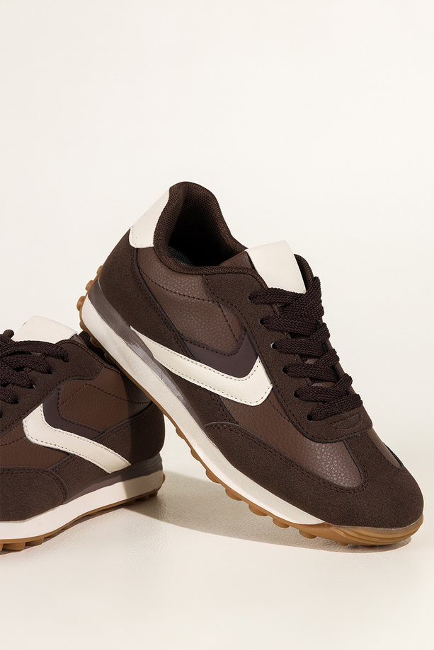 Czekoladowe sneakersy damskie buty sportowe na bieżnikowanej podeszwie sznurowane białe wstawki Casu WPY0178