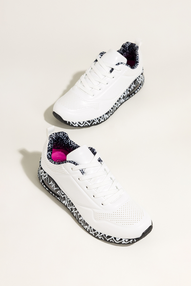 Białe sneakersy damskie buty sportowe na czarnym koturnie z wzorem sznurowane Casu 0996-4