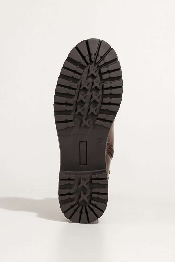 Brązowe botki damskie z wyciętą cholewką na bieżnikowanej podeszwie brązowa ozdoba na języku Casu CB340-7