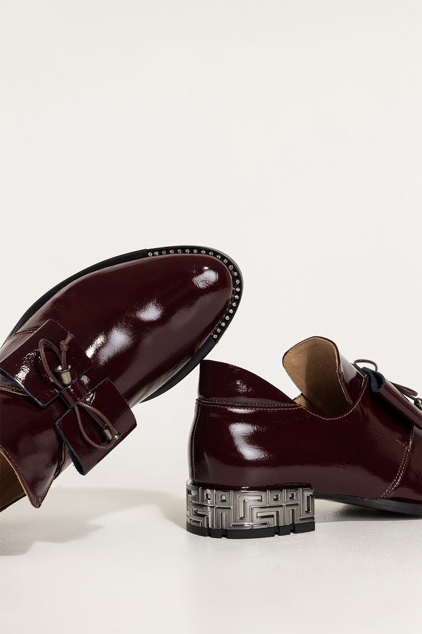 Bordowe półbuty skórzane damskie lakierowane dekoracyjny obcas wycięta cholewka kokarda  PRODUKT POLSKI Casu 8600