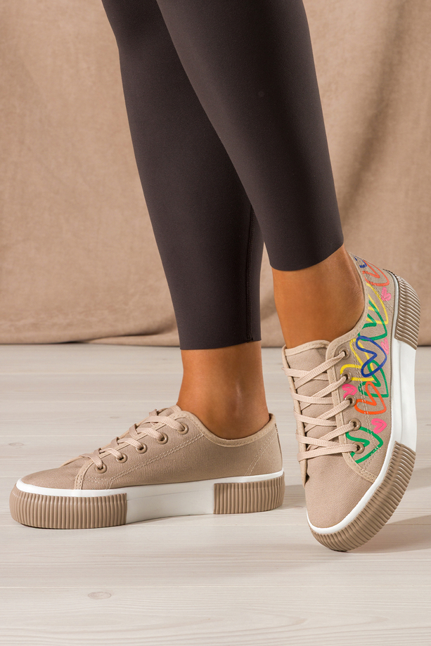 Beżowe trampki damskie sneakersy z kolorowymi sercami na platformie sznurowane Carla QY853-8