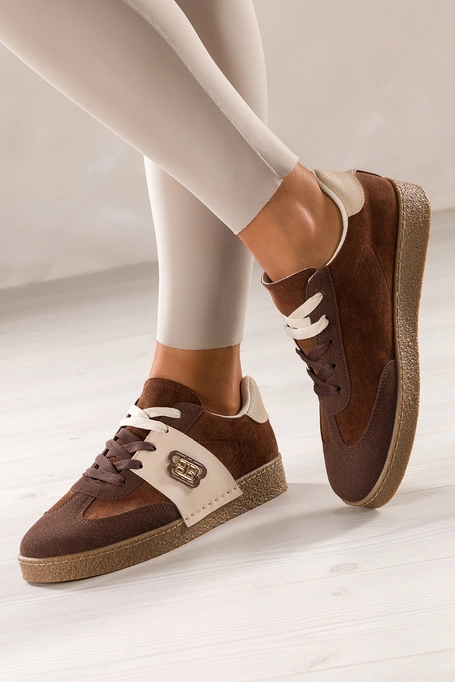 Brązowe sneakersy damskie buty sportowe na beżowej platformie podwójne sznurówki kremowe wstawki złota ozdoba Casu 0983