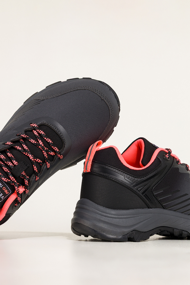 Ciemnoszare buty trekkingowe damskie buty sportowe softshell na bieżnikowanej podeszwie koralowe wstawki sznurowane Carla EY0976-6