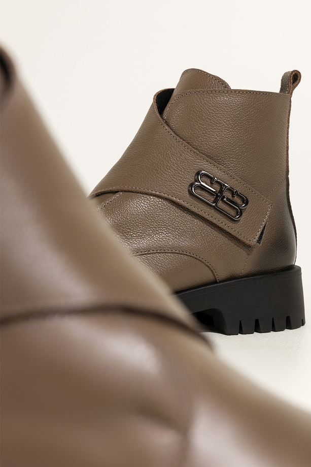 Ciemnobeżowe botki skórzane damskie na bieżnikowanej platformie szeroki pasek na rzep ze stalową ozdobą PRODUKT POLSKI Casu 39465