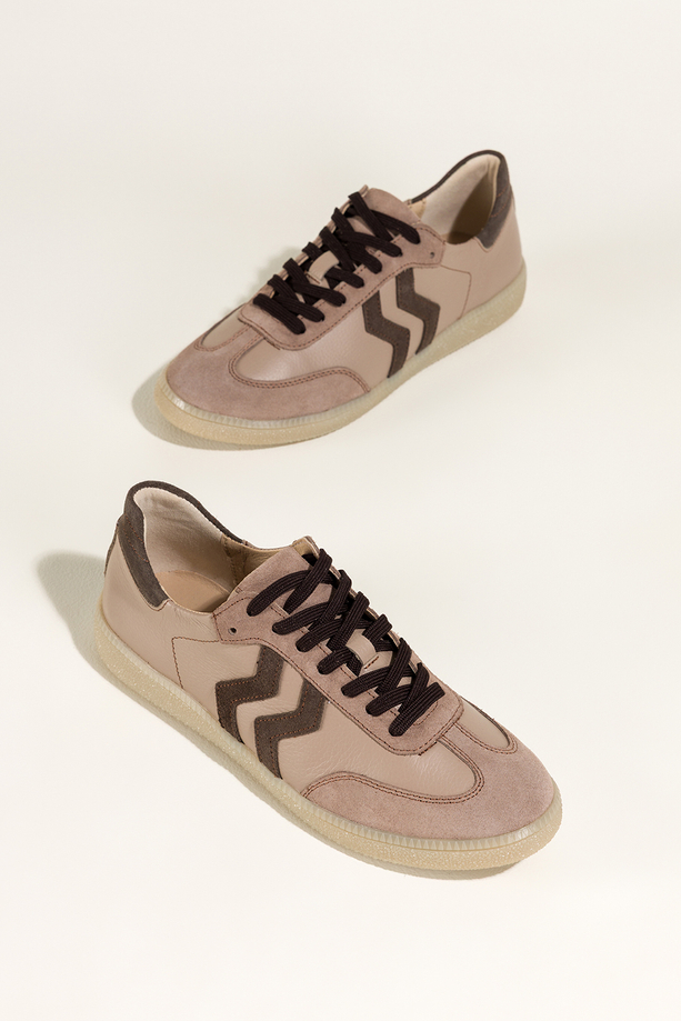 Beżowe sneakersy skórzane damskie buty sportowe na elastycznej płaskiej podeszwie z czekoladowymi wstawkami sznurowane PRODUKT POLSKI Casu M8763