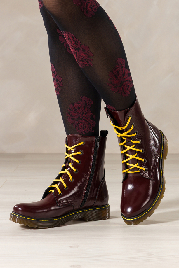 Bordowe botki skórzane damskie lakierowane glany na bieżnikowanej podeszwie z przeszyciami sznurowane PRODUKT POLSKI Casu 7293-ELTZ